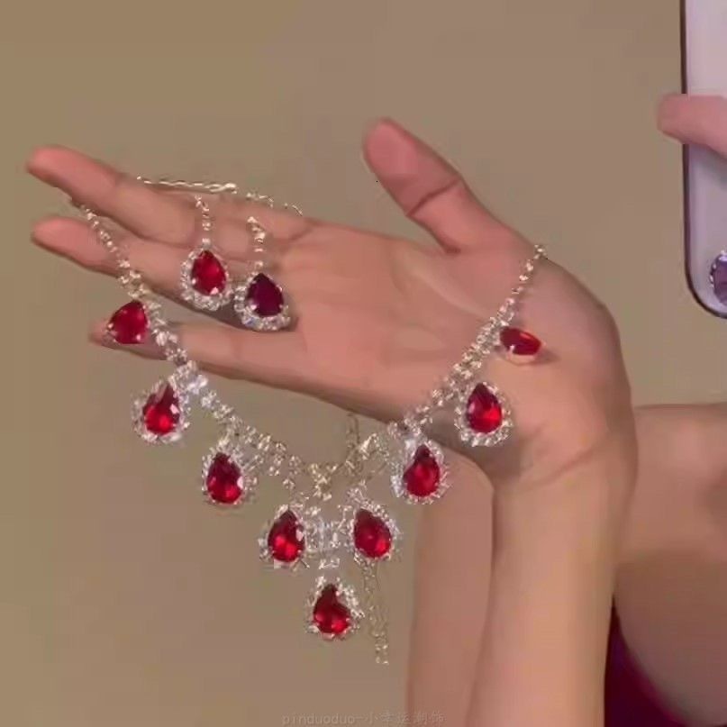 Set di gioielli Collana con bavaglino in cristallo con gocce d'acqua multicolore Orecchini pendenti Accessori per costumi da donna di lusso per matr