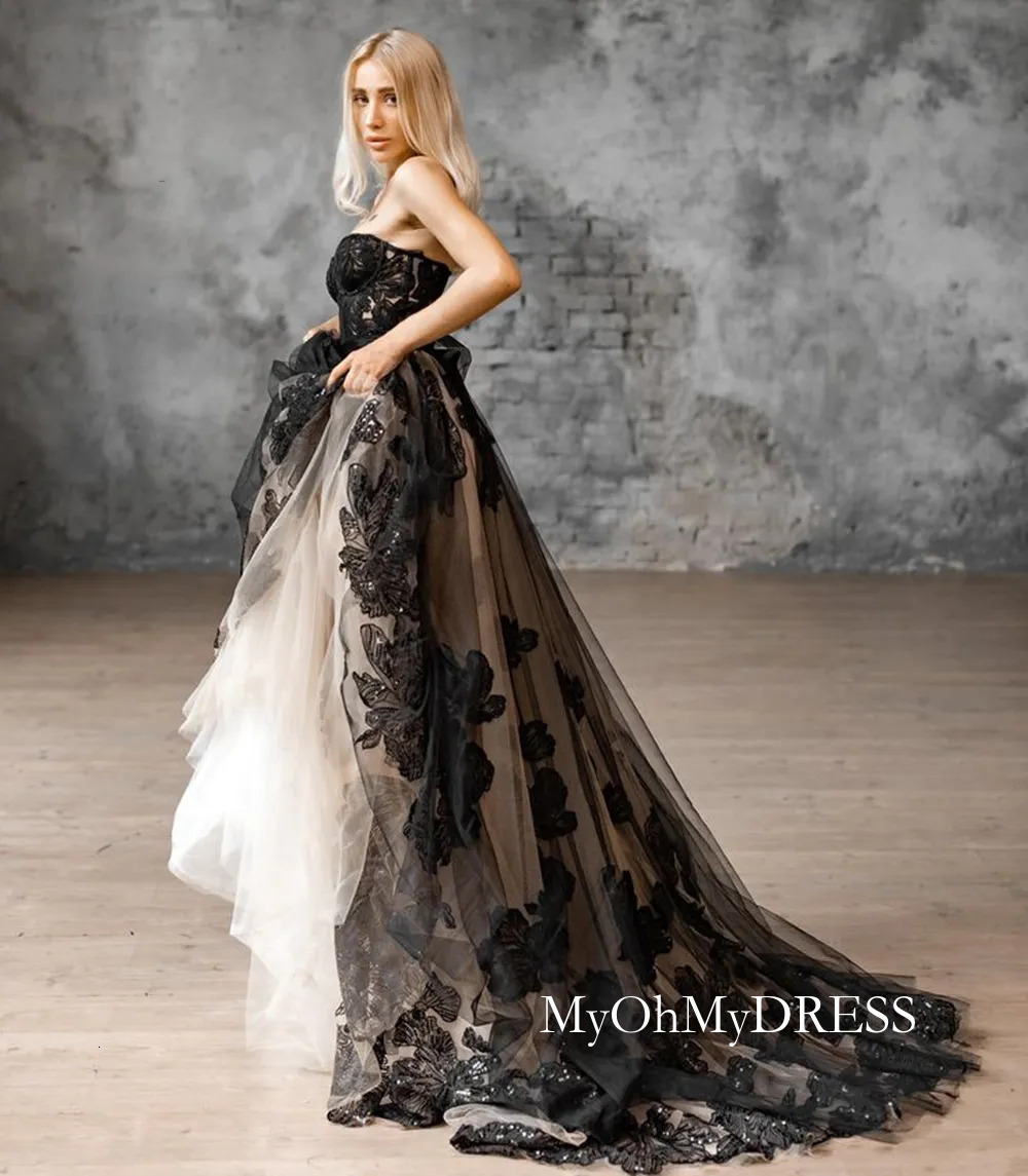 Beige And Black Gothic Wedding Dresses Embroidery Sequins Lace Appliques A Line Vintage Bridal Gowns Strapless Sleeveless Long Beach Bride Dress Y62