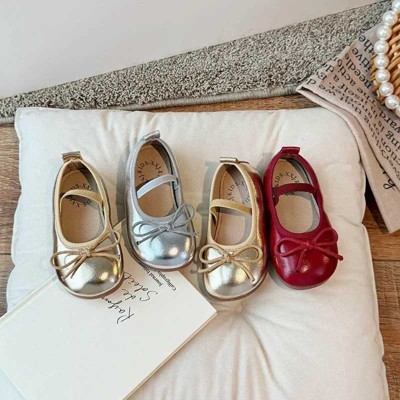 2024 SpringAutumn Childrens Little Leather Shoes for Girls Korean Girls Soft Sole Bow Anti Slip Fashion Princess Single Shoes Y260624RETH