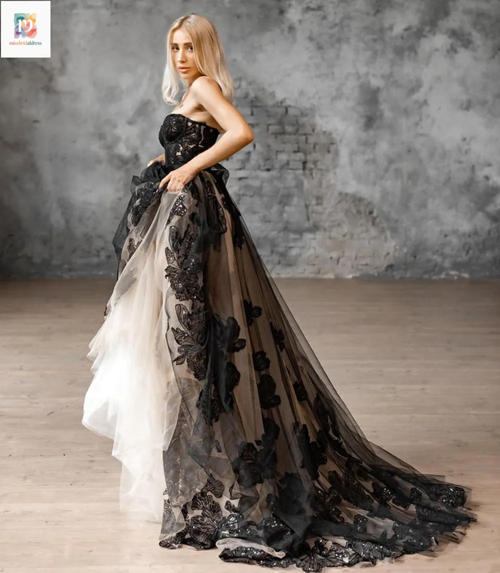 Beige And Black Gothic Wedding Dresses Embroidery Sequins Lace Appliques A Line Vintage Bridal Gowns Strapless Sleeveless Long Beach Bride Dress Mb6