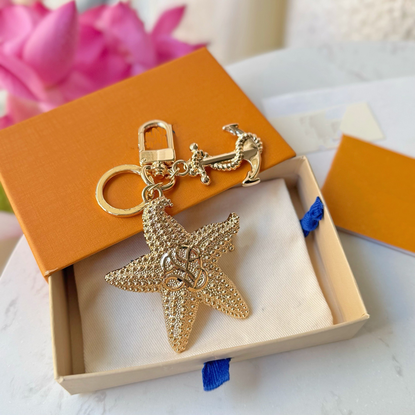 Designer Keychain Luxury Skateboard Charm Pendant Keychain Buckle Bag Car Keyring for Women Fashion Jewelry Daily Bag Accessory Couple Love Gift