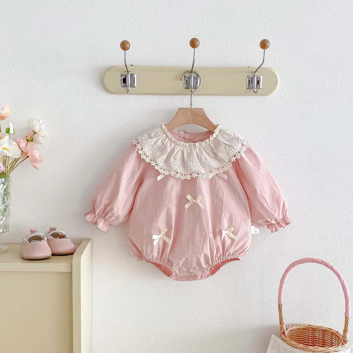 Spring and Autumn Baby Girl Bow Lace Neckline Jumpsuit Baby Girl Sweet Cute Bow Long Sleeve Jumpsuit Suitable for Outdoor Y26062569ZJ