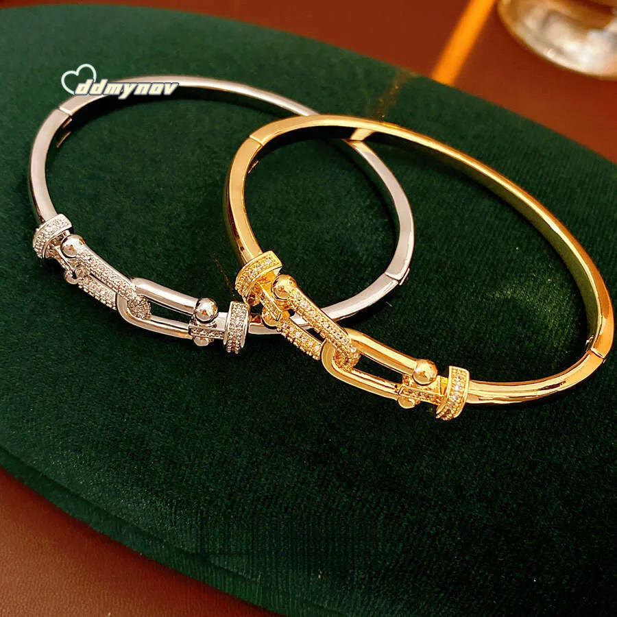 Real Gold Plated Zircon Horseshoe Buckle Open Light High-end Exquisite Bracelet Personality Minimalist Style Womens Jewelry ddmynov