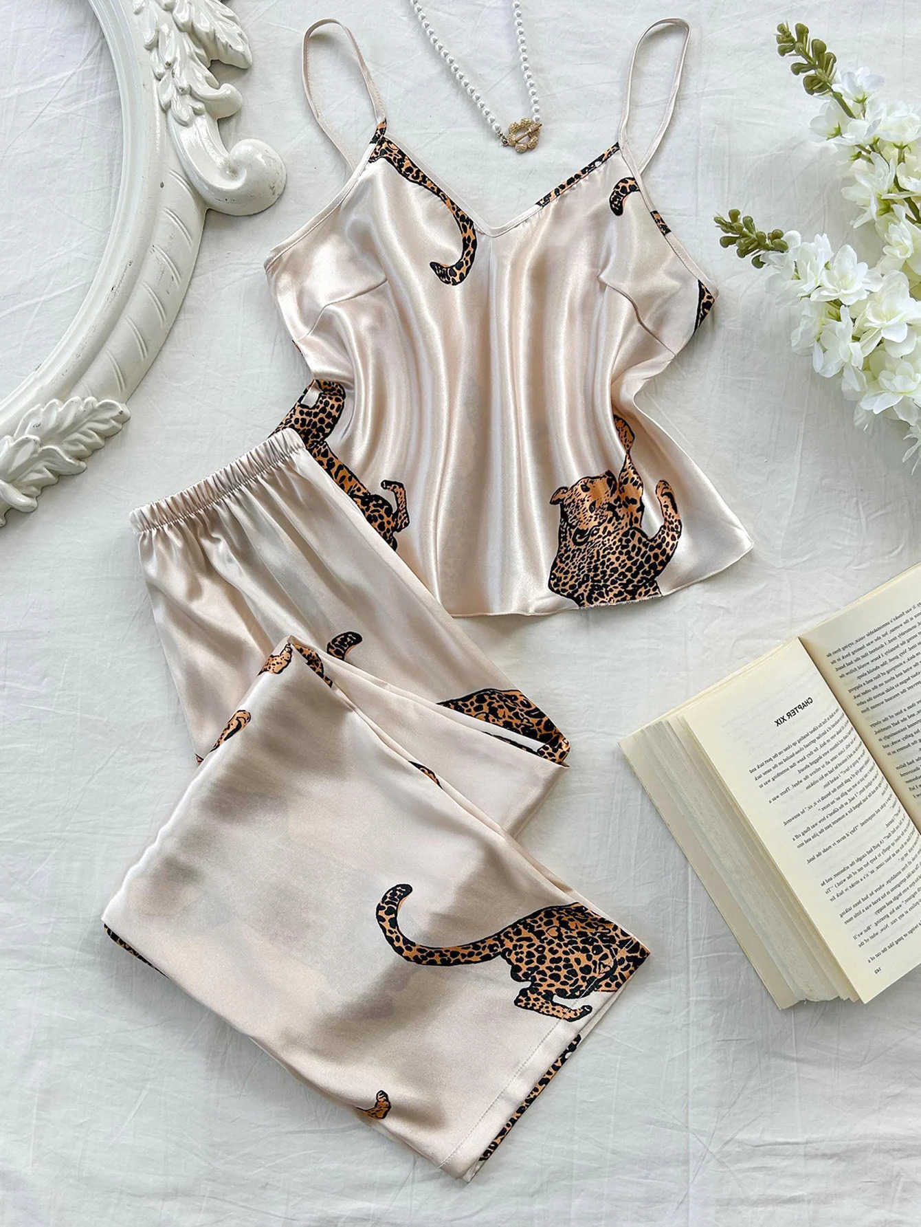 Stain Summer Ice Comfortable Silk Pajamas Set for Women 2pcs V Neck Leopard Print Tops and Long Pants Loungewear Sleepwear M260625
