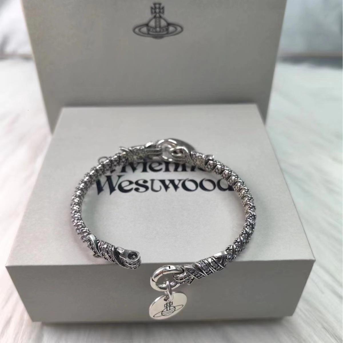 Saturn Jewelry Designer Vivienneewestwood Vivi Ennewestwood Luxury Bracelet For Woman Men Luxe Bangle For Women Elegant Fashionable Niche Design Bra