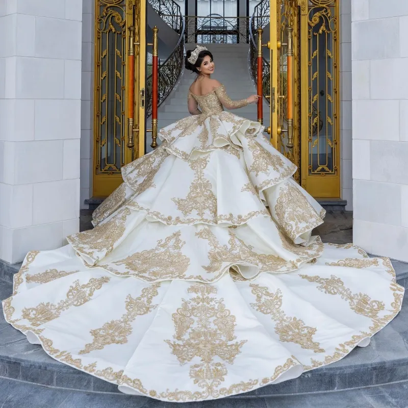 Abito da ballo a strati, bianco sporco, spalle scoperte, maniche lunghe, ricche di perline, con un lungo strascico, abito da principessa Quinceanera