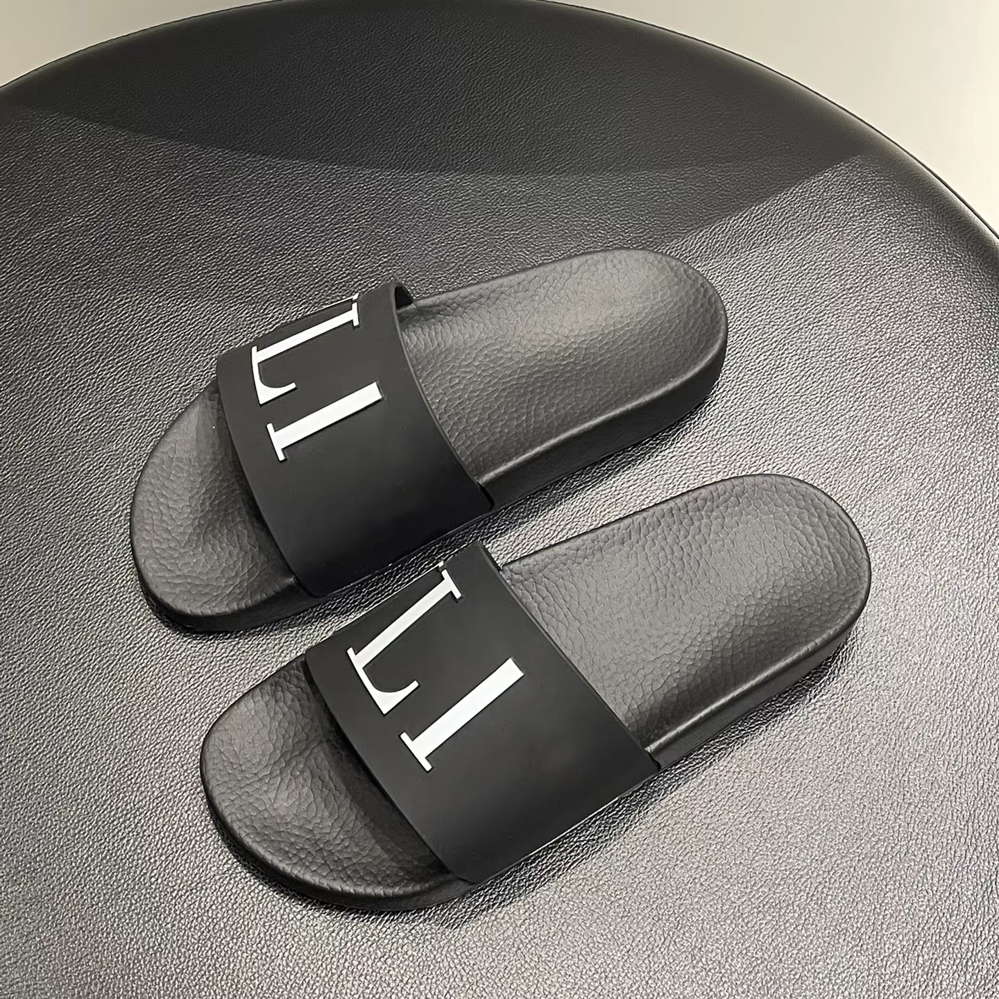 2026 New Rubber sandal Beach slippers pool Summer Soft shoe Flat Designer slide woman luxurys slipper Flip flop mirror quality sandale mens Home san