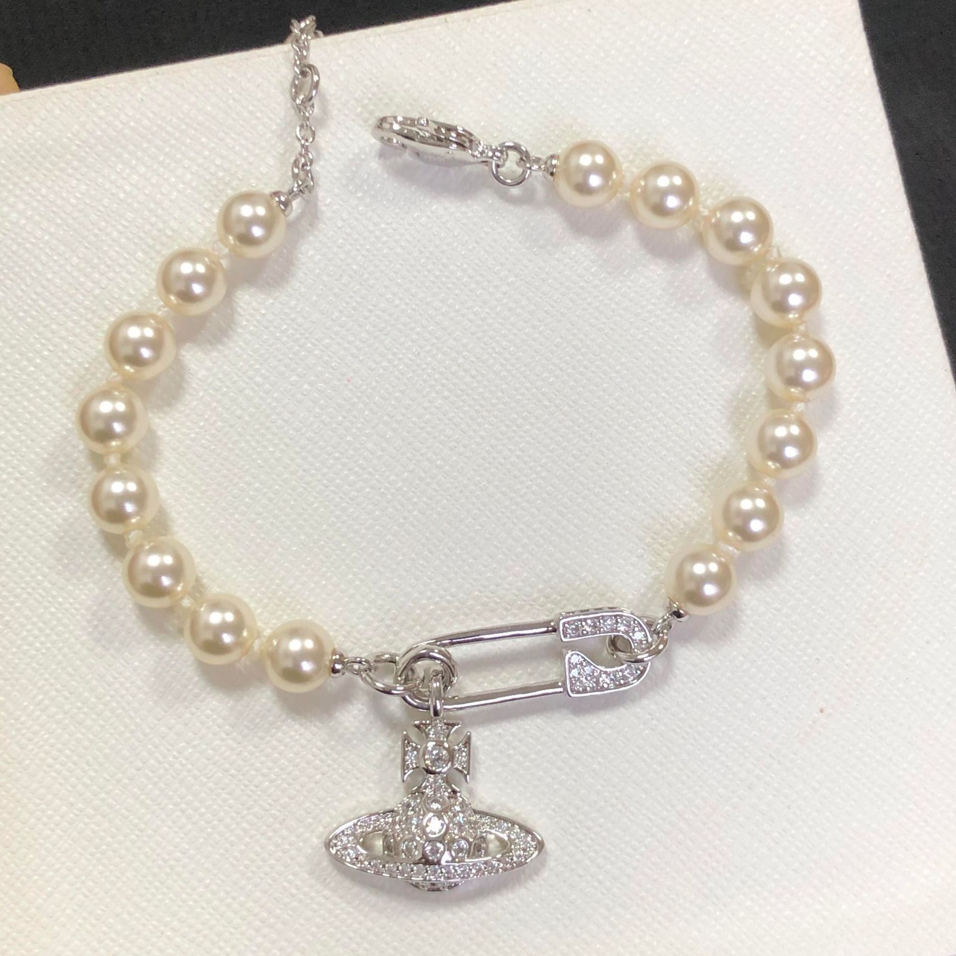 Saturn Jewelry Designer Vivienneewestwood Vivi Ennewestwood Luxury Bracelet For Woman Men Luxe Bangle Pearl Bracelet For Women Versatile And Elegant
