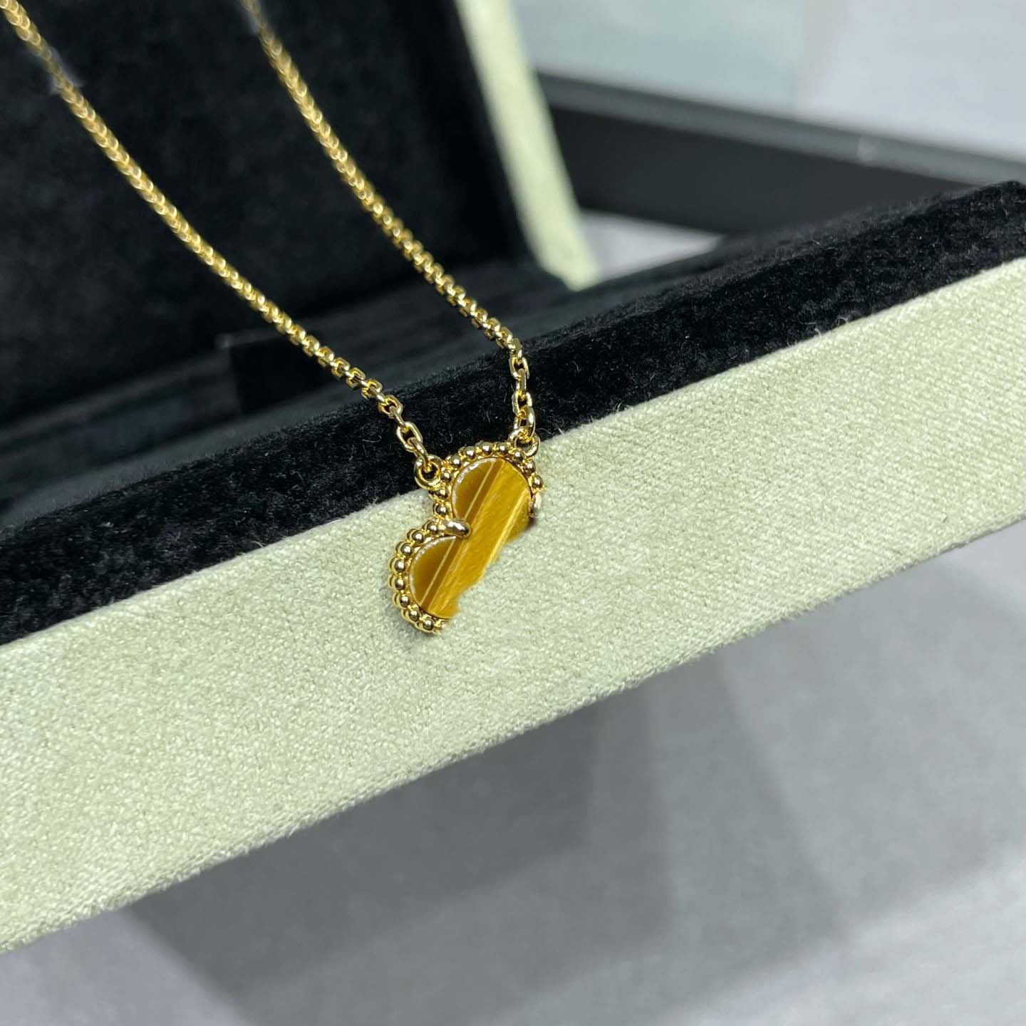 2026 Luxury quality charm flower shape pendant necklace with tiger -eye stone in 18k gold plated have stamp box simple design PS6920B