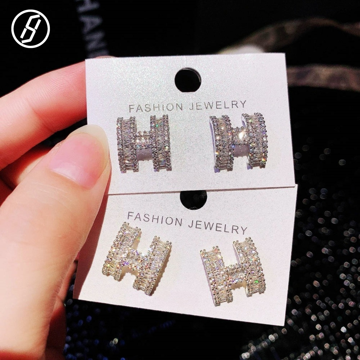 New Socialite Style Micro Paved Full CZ Curved Letter H Ear Stud For Women S925 Sterling Silver Elegant Wedding Party Original Jewelry Designer Earr