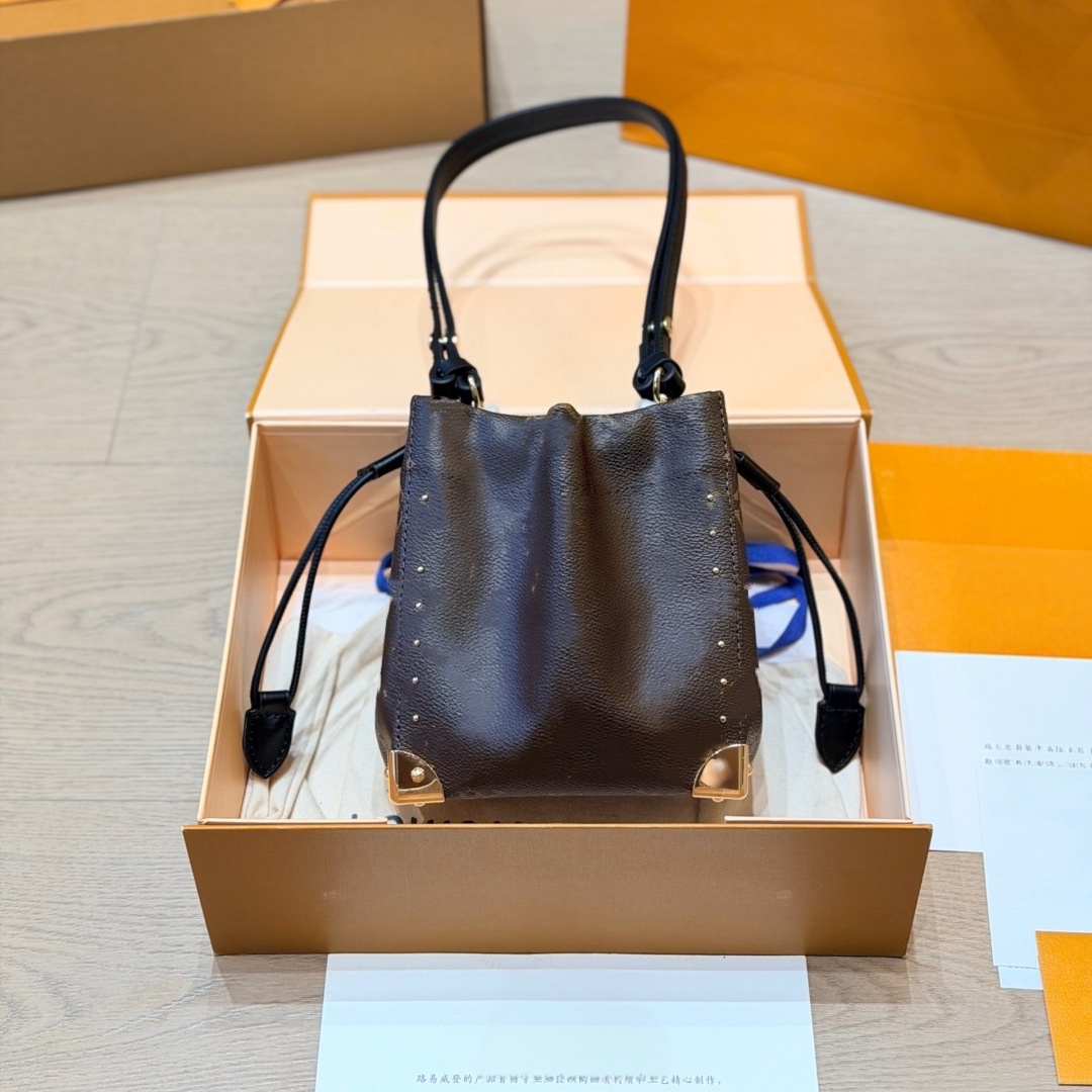 Designer's new fashionable embossed large capacity bucket bag, retro classic printed handbag