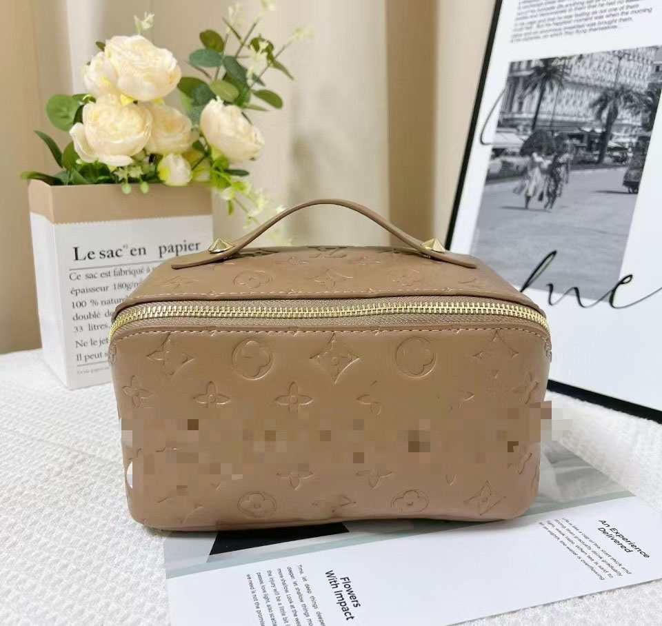 Designer Large Capacity Cosmetic Bags Women's Toiletries Portable storage makeup bags Travel make up bags Separate makeup bags