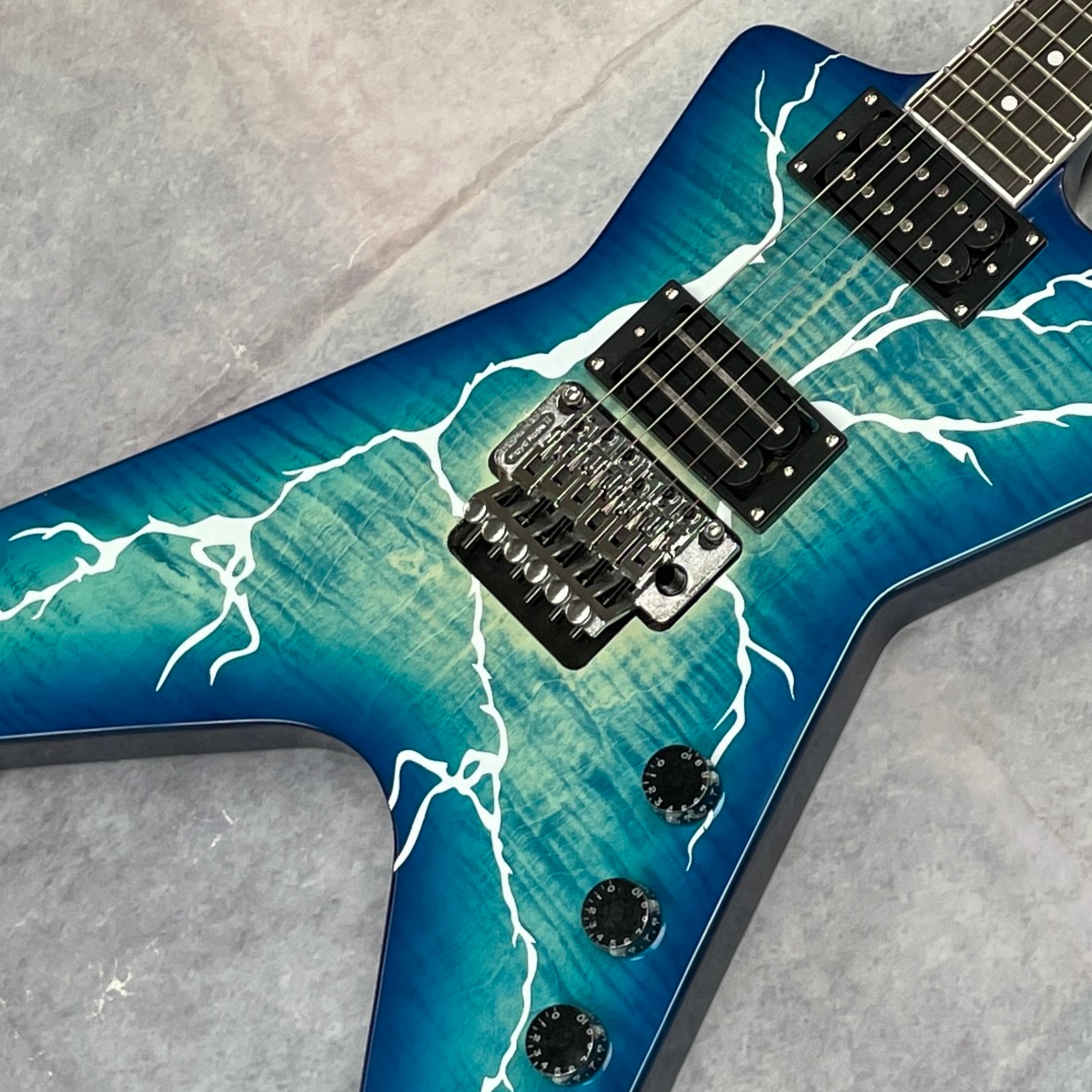 New 6-string electric guitar with white lightning finish, tremolo system, and silver hardware guitars,professional performance electric guitarra. in