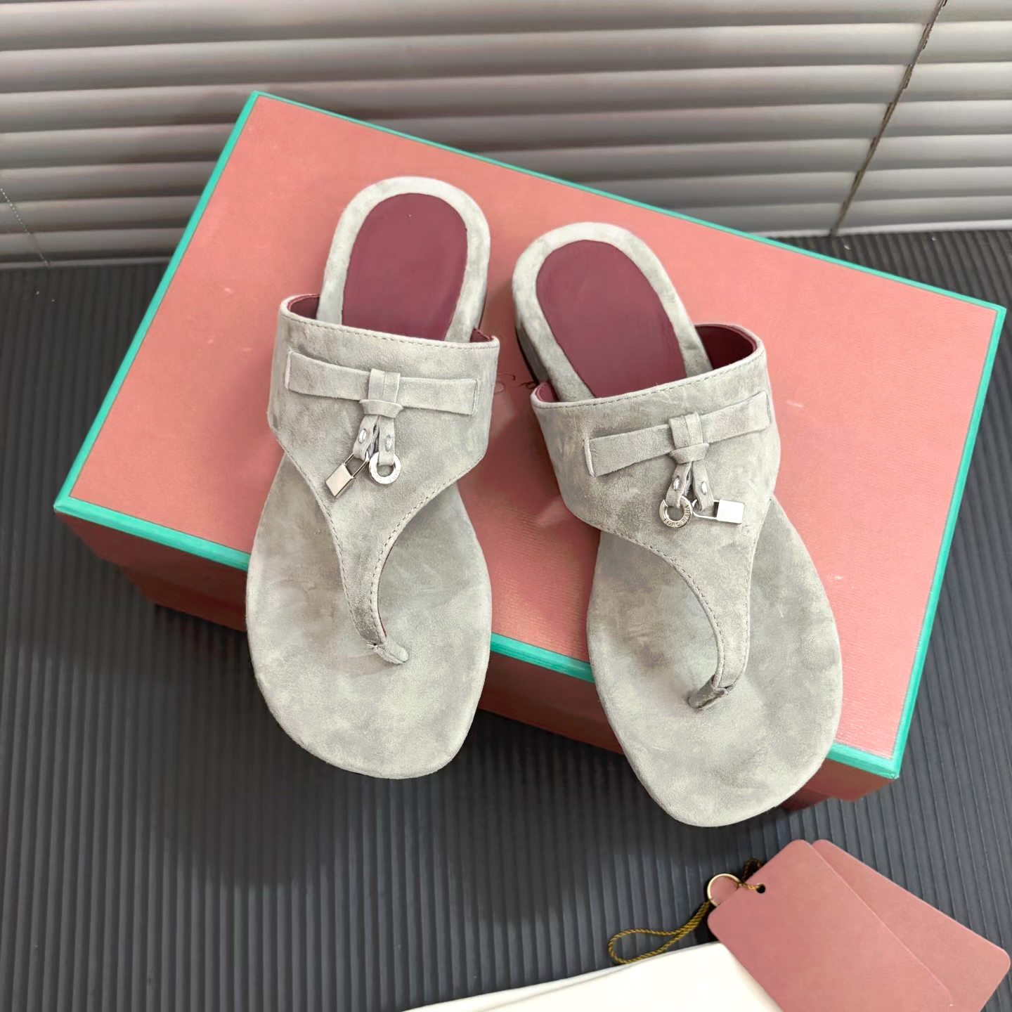 2026 womens Flat Flip flops sandale slipper thong Leather tazz Summer travel open toe lady Designers luxurys slide New sandal sandals slippers Home