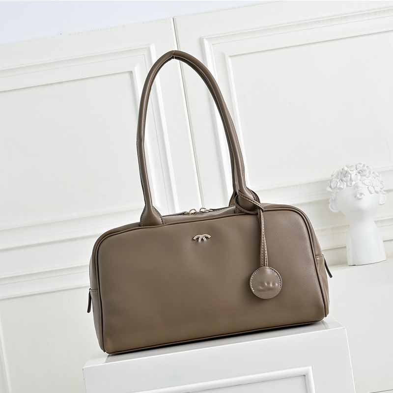 Designer Woman bowling bag Top Handbag Large capacity totes shoulder bags Cowhide Luxurious shopping bag The silver letter C logo Retro Leisure trav