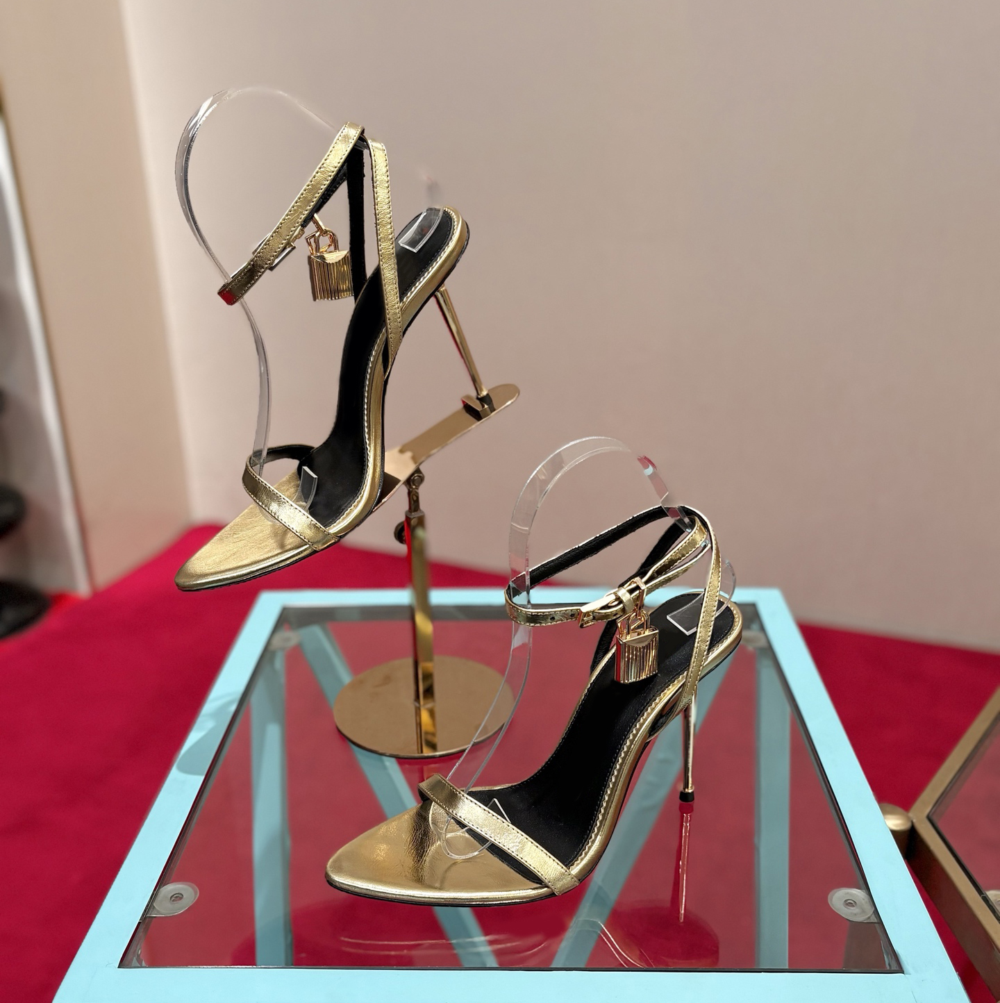 Glänzende metallische Knöchelriemen-High-Heels für Damen, spitze Zehenpartie, schmaler Stiletto-Absatz, Mini-Lock-Dekor, verstellbare Schnalle, Riem
