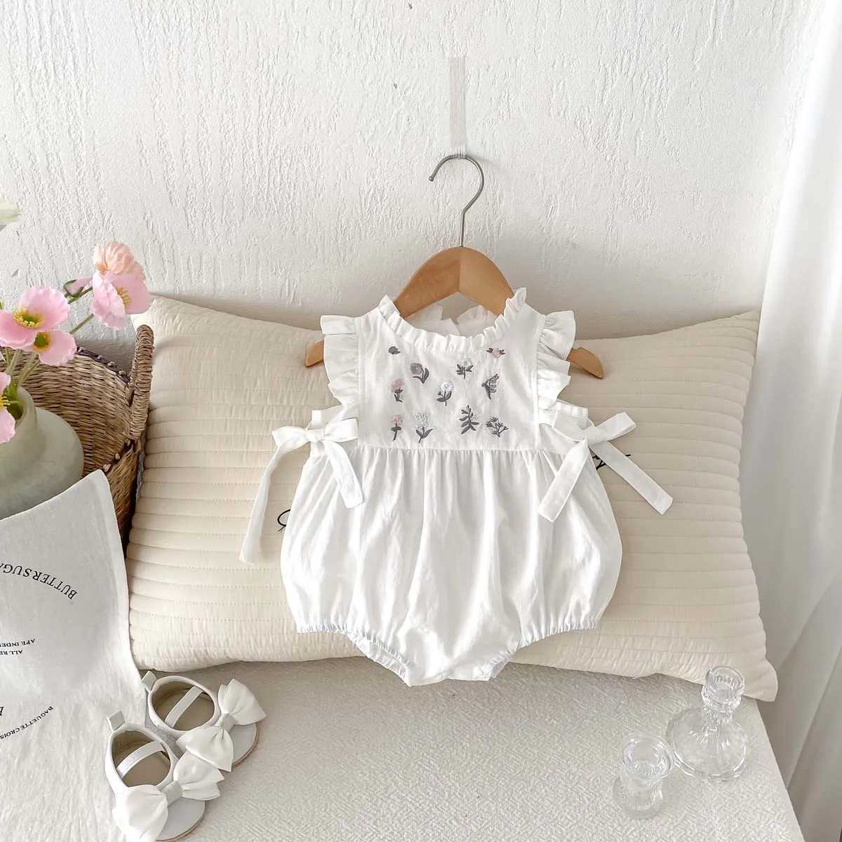 Summer baby girl sweet and cute embroidered floral side bow jumpsuit baby girl sleeveless thin lace collar jumpsuit suitable f Y260625JBDS
