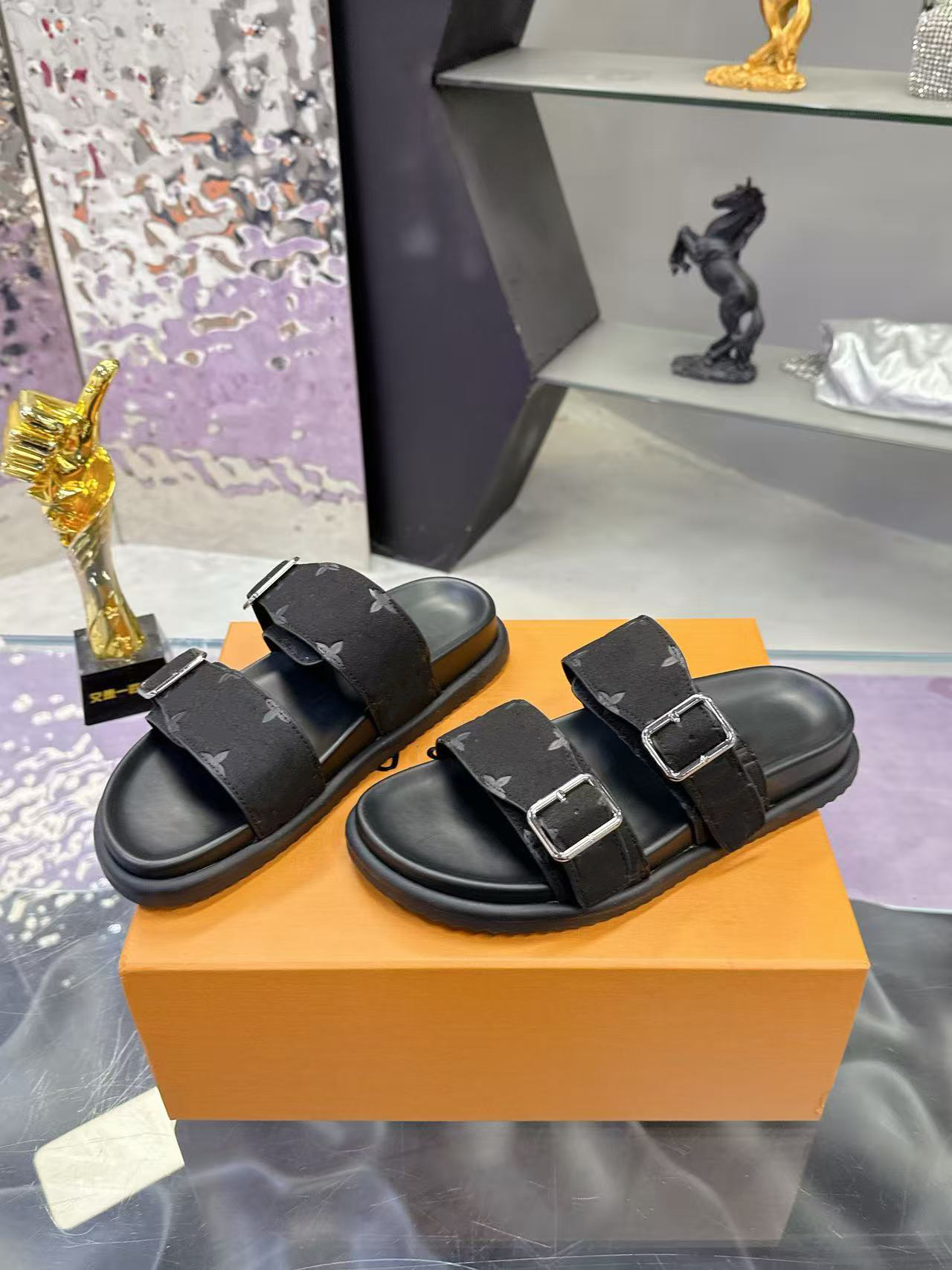2026 new men sandals designer Grain cowhide suede luxruy open-toe sandal Print metal buckle flat bottom summer mens outdoors leisure slippers mule s