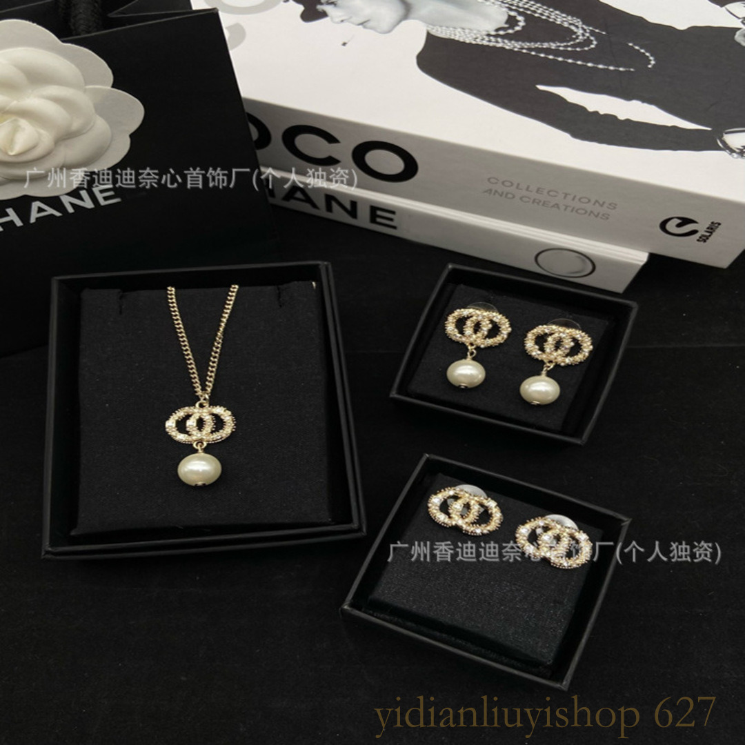 Gift Box Designer necklace High-Quality Classic Small Diamond Necklace Set Fashionable Luxury Versatile C Pearl Earrings cc necklace
