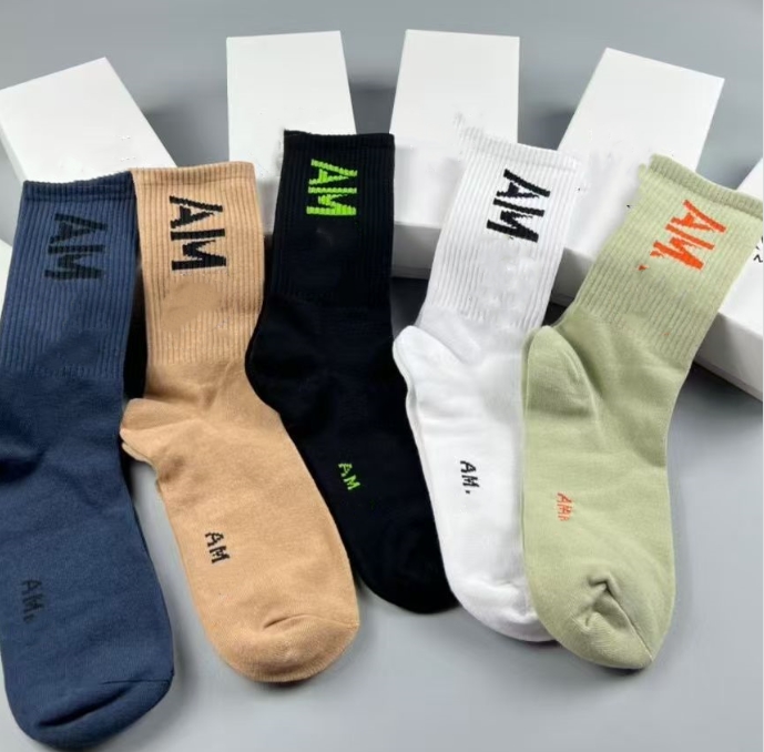 Bas multicolores mode lettres brodées AM chaussettes pour hommes et femmes chaussettes de sport décontractées sans boîte
