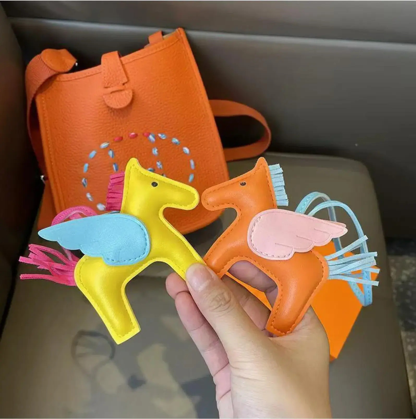 Keychain New Design split Fashion Colorful PU Leather With Wings Peg Flying Horse For Bag Handbag Key Chain Ri Hot
