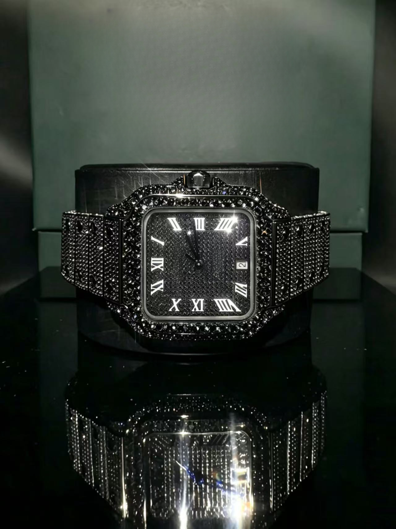High-quality Moissanite-cut watch with exquisite craftsmanship. Automatic mechanical movement. Ice crystal dial. 40mm water-resistant timepiece.