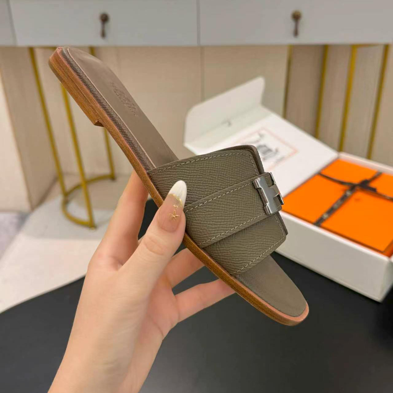 2026 New Fashion Black Leather Logo Metal Buckle Flat Slides Ladies Summer Outdoor Indoor Slip On Slippers Luxury Brand Inspired Daily Sandals