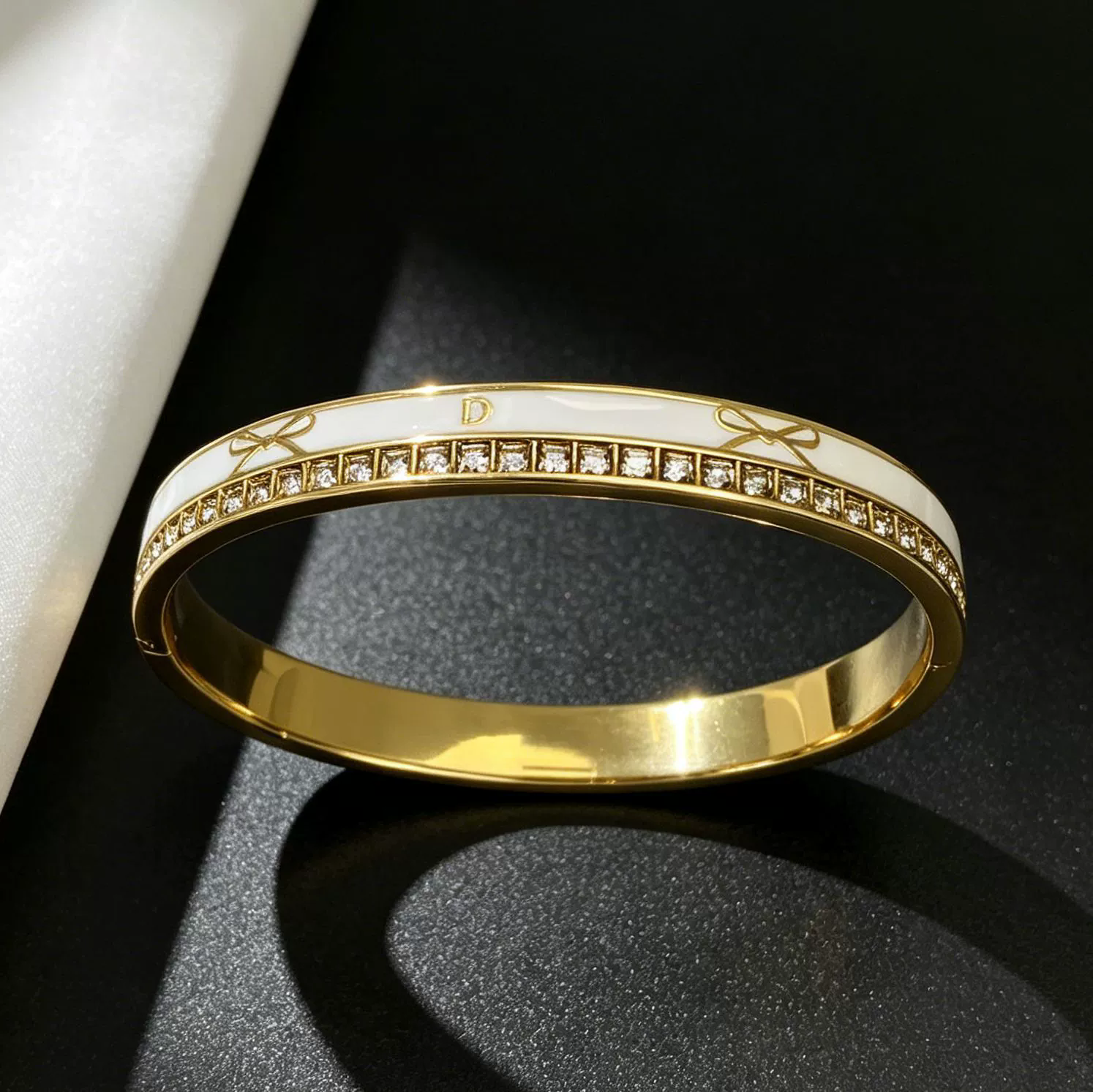 26SS New Fashion High-end Enamel Bow Bracelet Black White Diamond Inlaid Exquisite Light Luxury Versatile Daily Unisex Jewelry Accessories Gift for