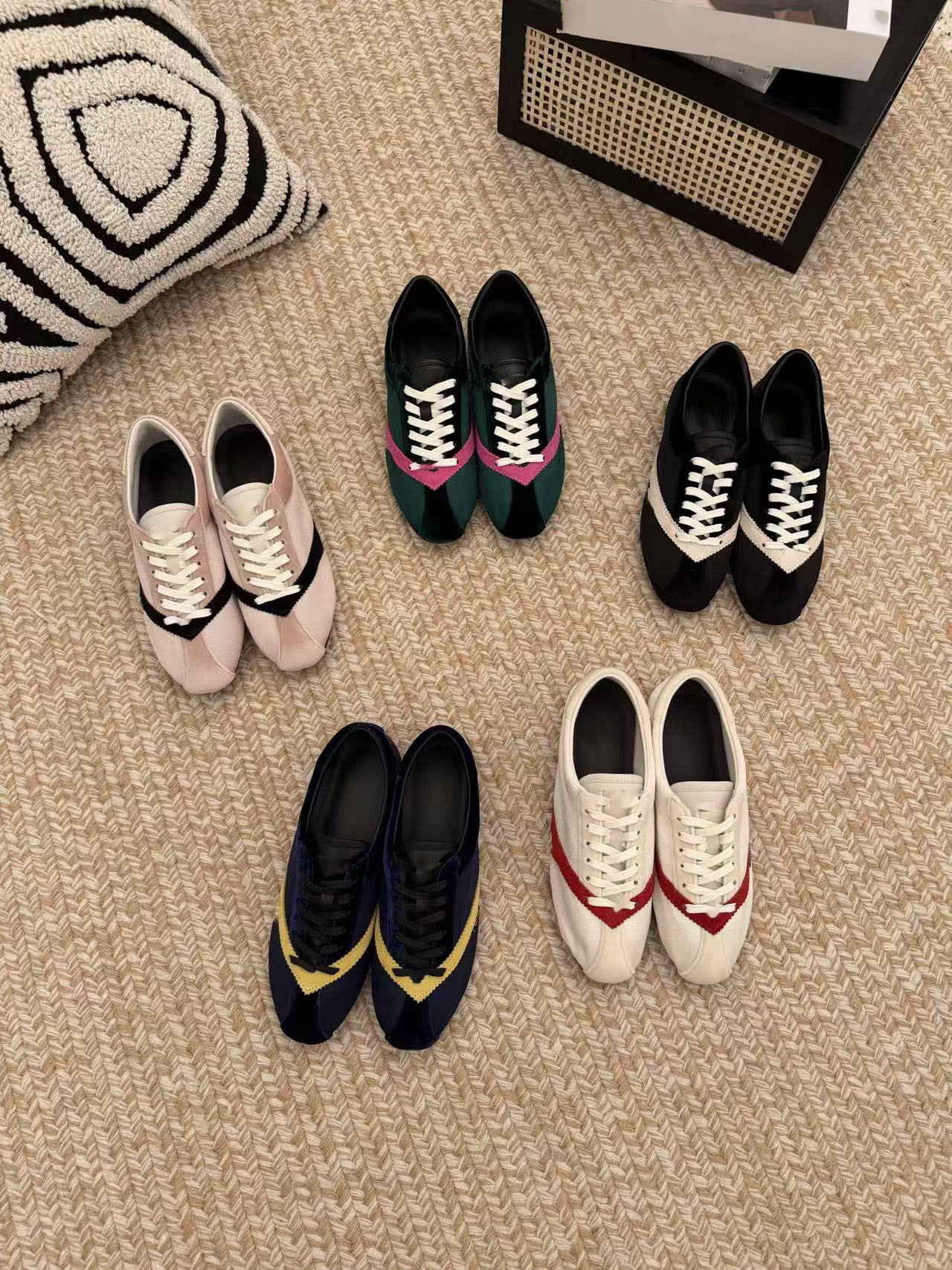 10A High-Quality Spring and Summer Casual Shoes, Luxury White and Red Retro Shoes, Fashionable Velvet Shoes, Versatile Shoes