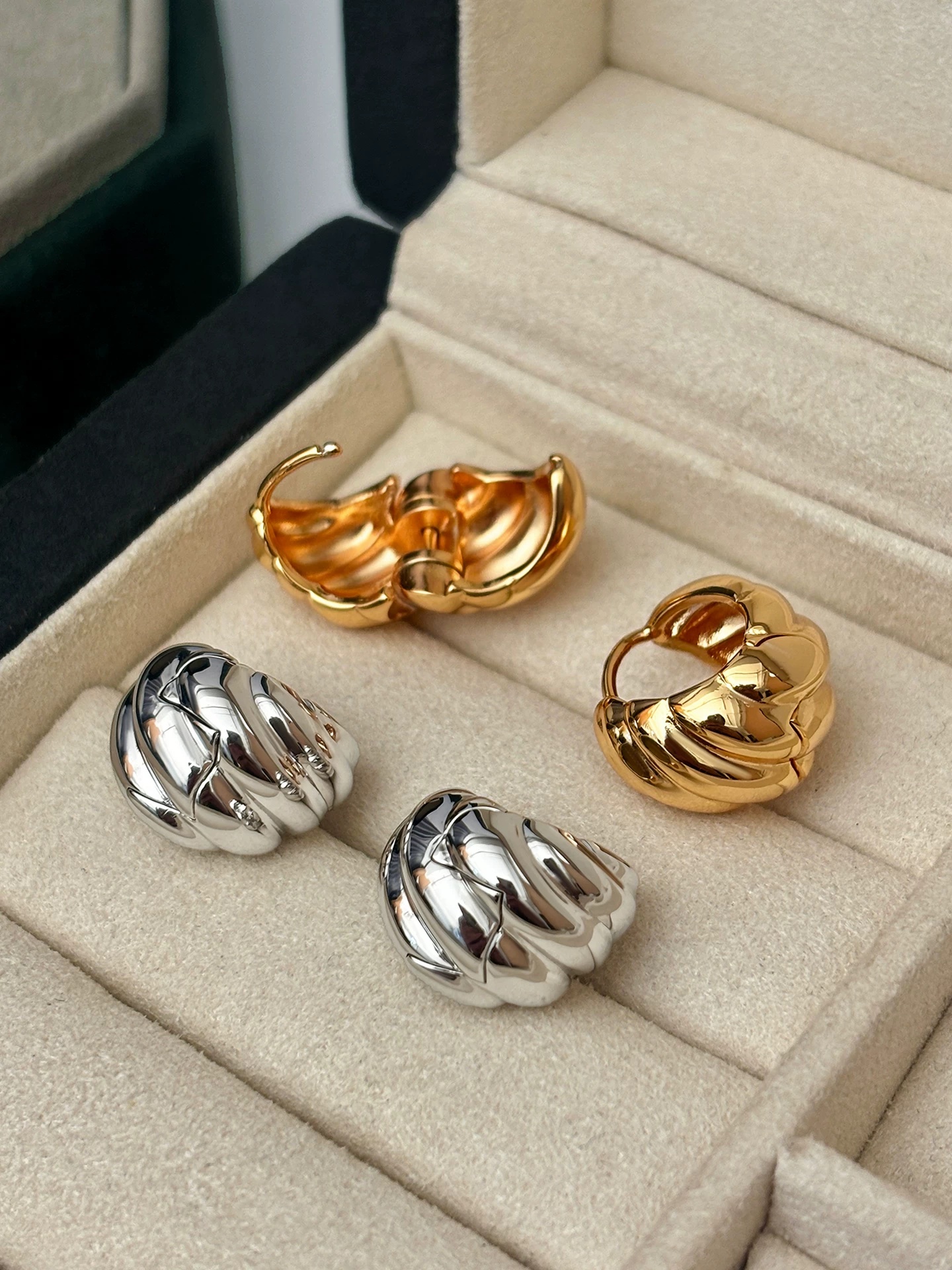 2026 New Retro Unique Metal Croissant Ear Buckles for Women Exquisite High-end Beautiful Daily Versatile Fashion Ear Jewelry