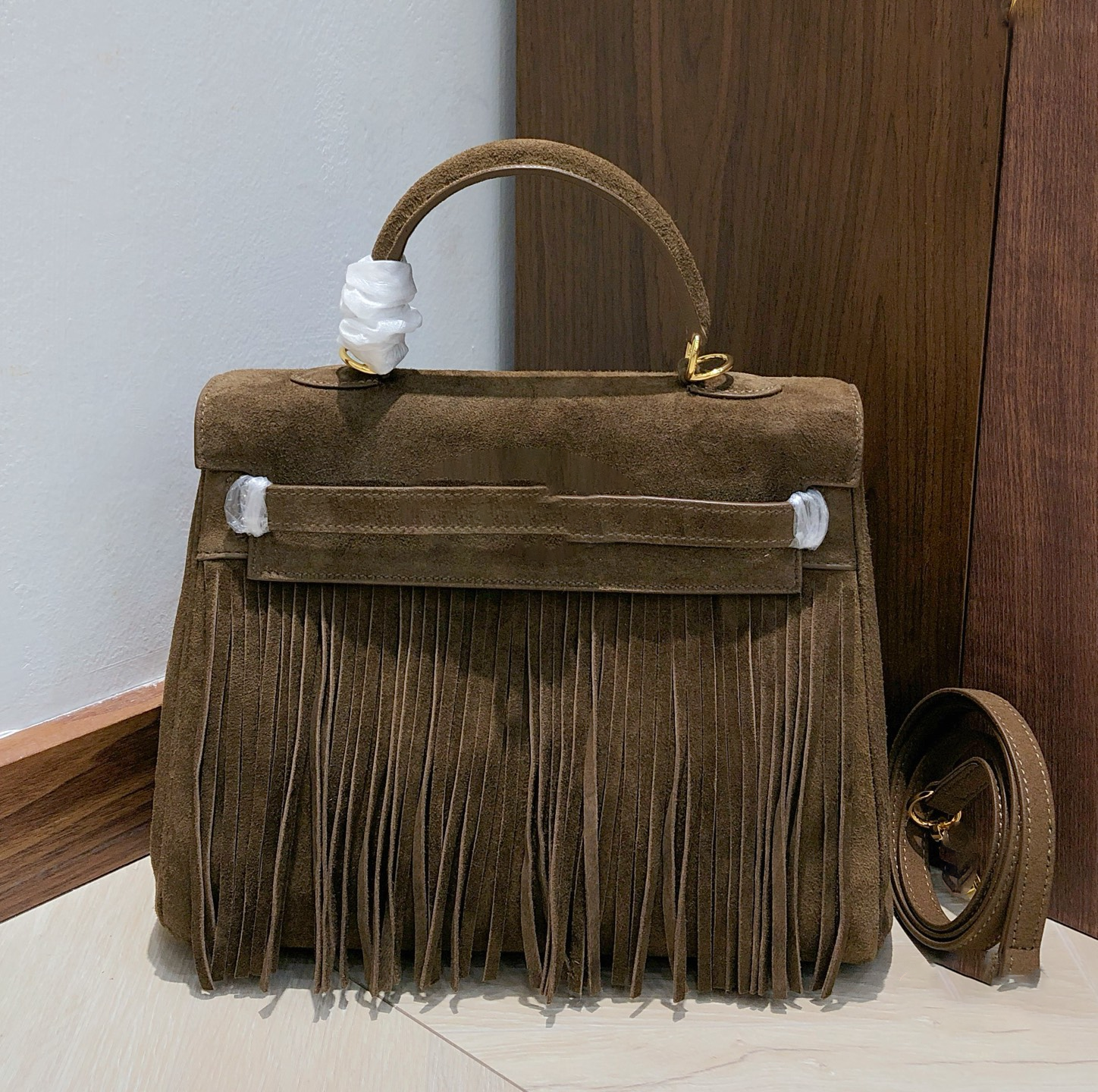 High-quality gold buckle handbag, luxurious designer deerskin bag, elegant and stylish, tassel bag with a high-end feel, versatile bag