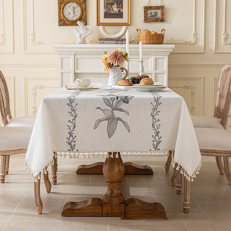 YL-38878 Nappe en lin brodée de style français personnalisée avec pompons adaptée au salon ou à la salle à manger.