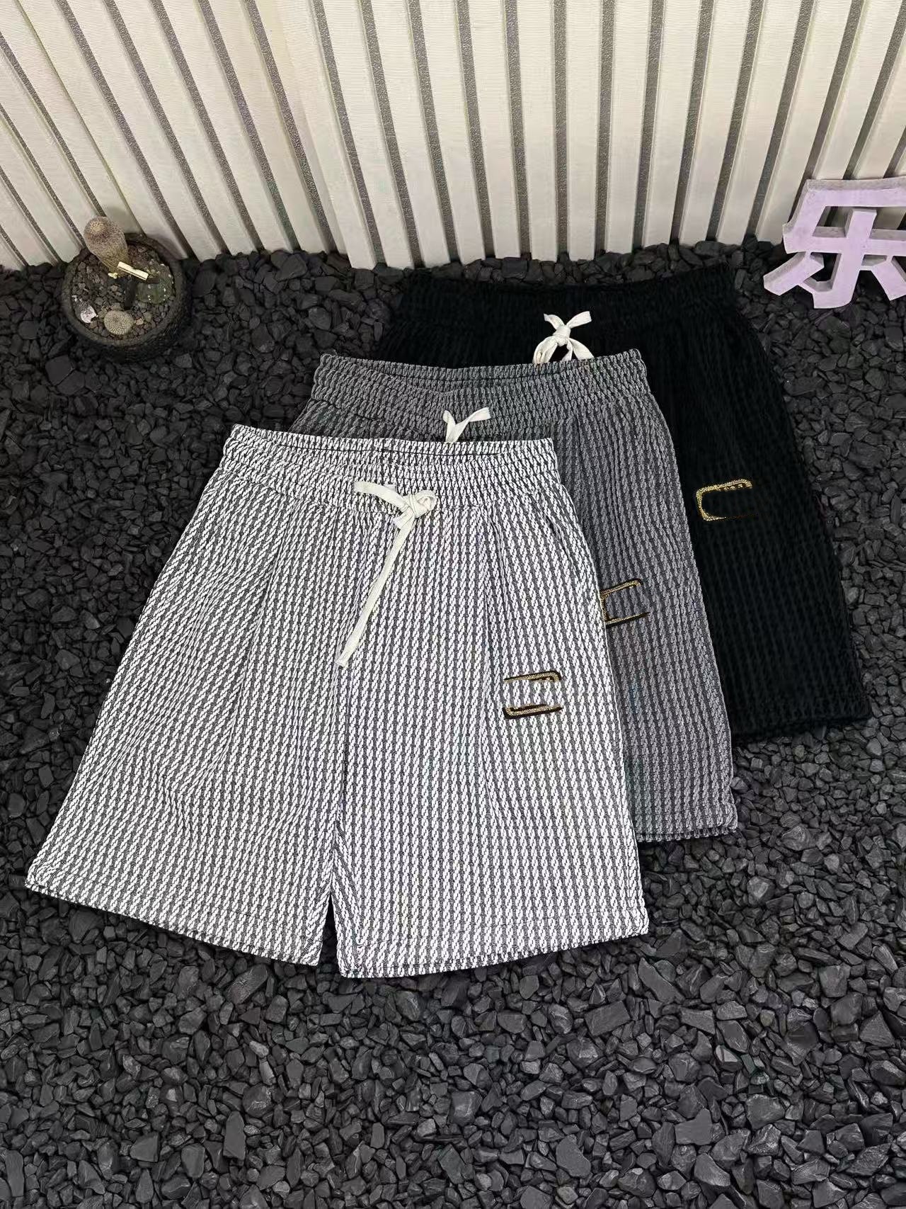 M brand multi-functional texture bubble gold thread square logo drawstring loose casual five-inch short pants-image-1112791977