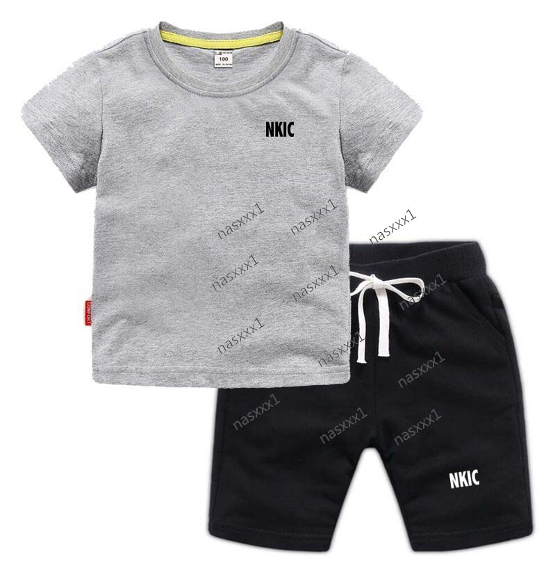 Ensemble d'été à manches courtes pour enfants, T-shirt et Short de sport gris avec lettres imprimées, ensemble de 2 pièces pour garçons et filles