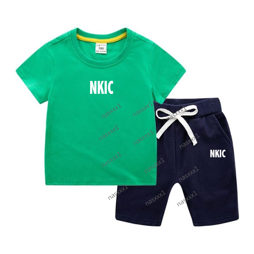 Ensemble de vêtements d'été pour enfants, t-shirt vert et short décontracté avec lettres imprimées en plein air, 100% coton respirant, deux pièce