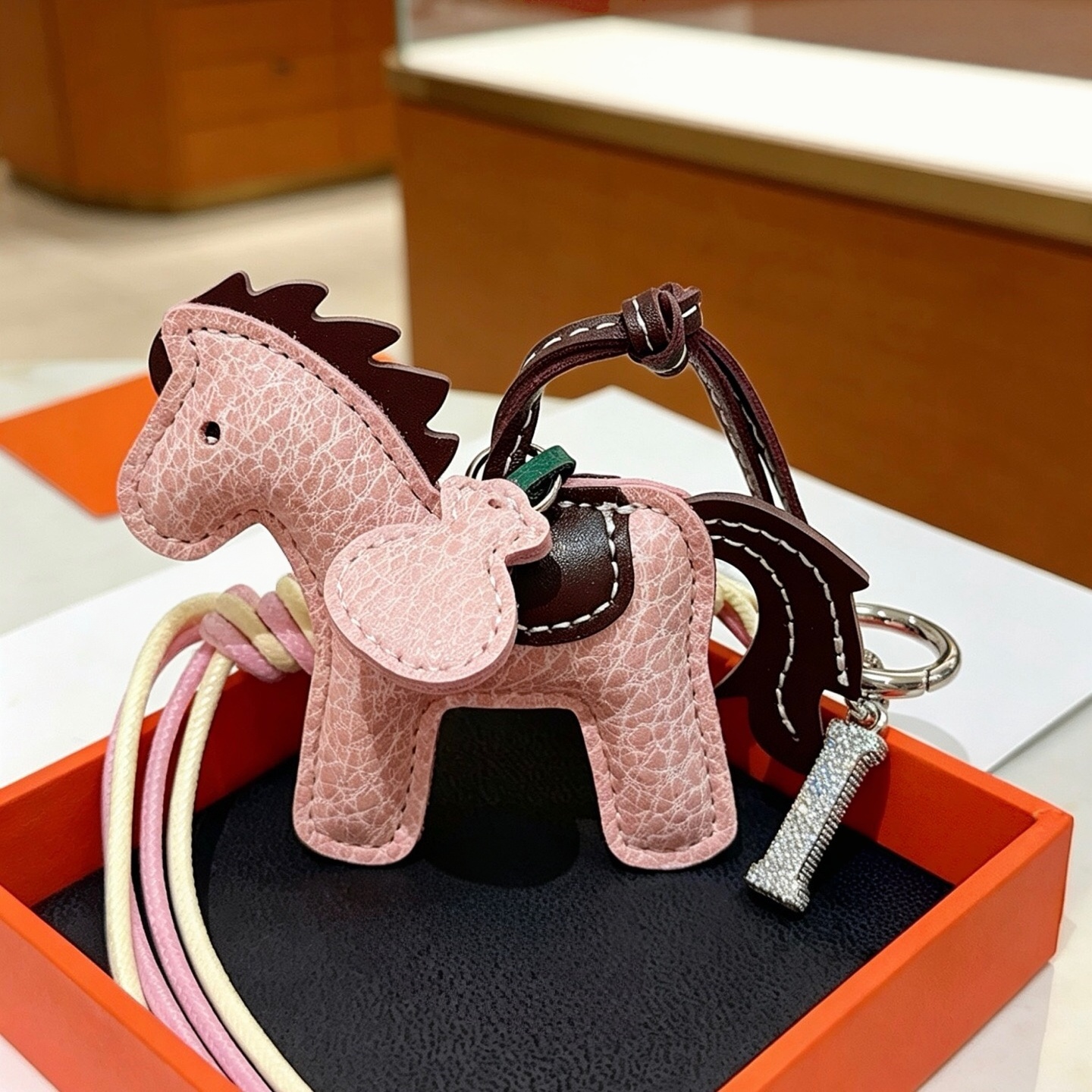 Breloque de sac en cuir avec surface craquelée rétro, couture faite à la main, pendentif cheval, porte-clés, sac à main, sac à dos, accessoire de