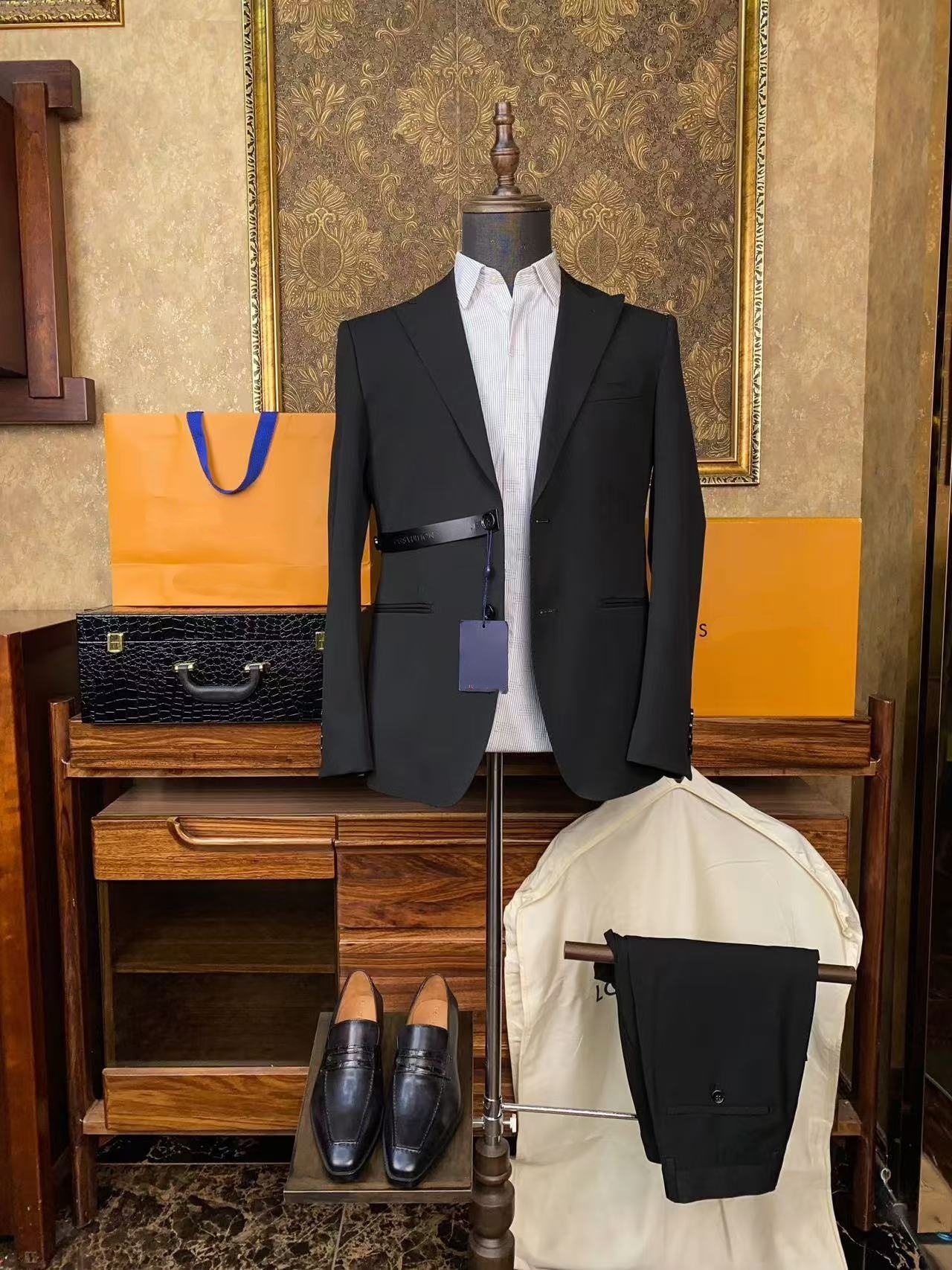 Men's suit set - High-quality Western-style letter-stitched metal badges. Two-piece suit - Fashionable business casual jacket + trousers set.