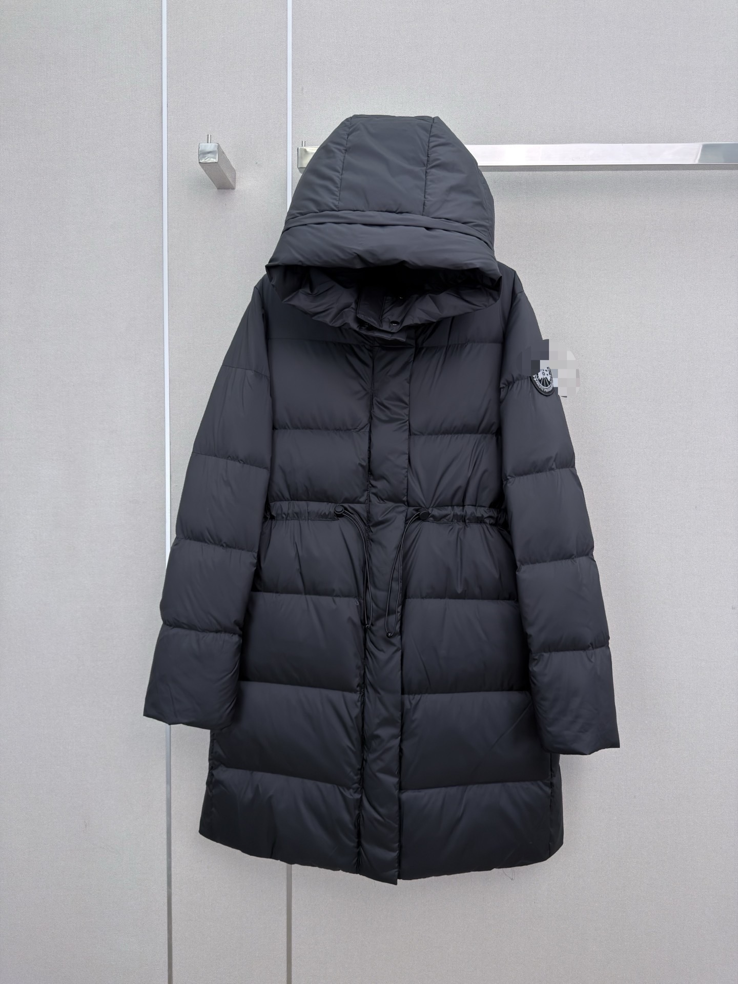 2026 Winter Black/Gray/White Long Down Coat Designer Sleeves Logo Applique Coats For Womens