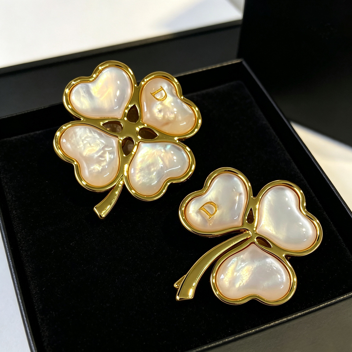 2026 New Model White Asymmetric Clover Exquisitely Crafted, Light Luxury, Natural Mother-of-Pearl Brooch, Factory Direct Sale