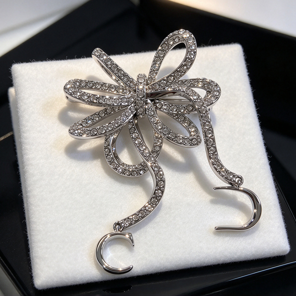 26 classic and fashionable bow brooches, lightweight luxury, high-quality, elegant pins, versatile, with diamond embellishments, popular style, fact