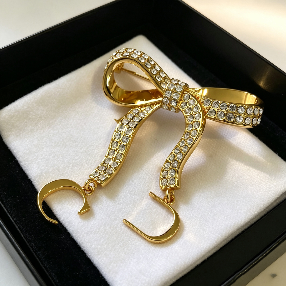 2026 New Trendy Simple Bow Letter Brooch Pin for Coats and Suits, Women's Accessories, Factory Direct Wholesale