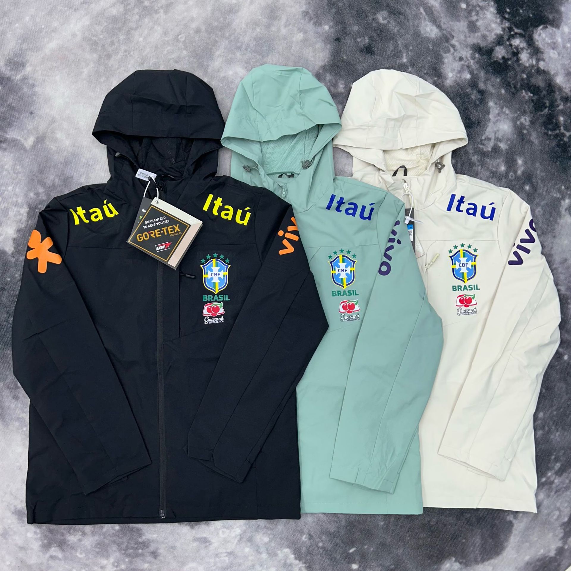 Braziliaanse voetbal waterdichte jas Designer voetbaljas voor heren Winddicht waterdicht Winddichte buitenjas voor heren Goretex-materiaal Kap-windj
