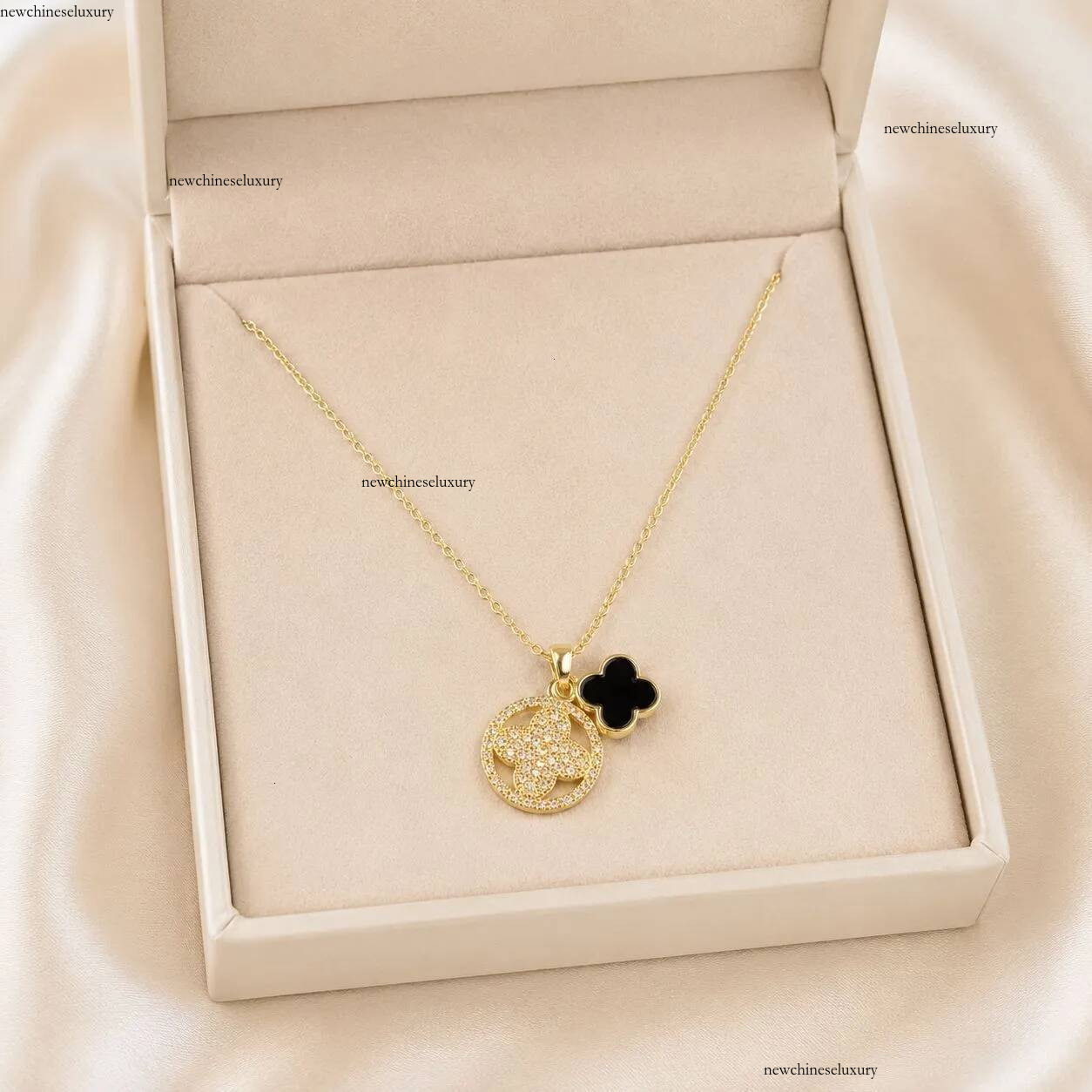 Twin Four Leaf Clover 18K Gold Plated Japanese Korean Style Micro Inlaid Zircon Necklace Pendant Simple And Luxurious Clavicle Chain