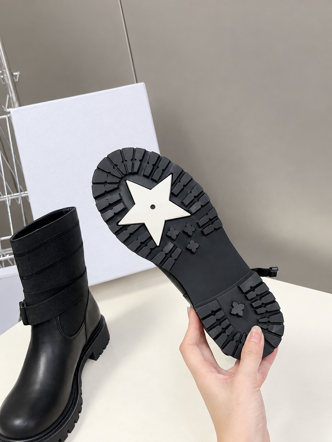Anglais : Bottines en cuir pour femmes, avec sangle à boucle, décoration, mi-mollet, semelle épaisse, mode automne hiver, bottes de Combat pour d