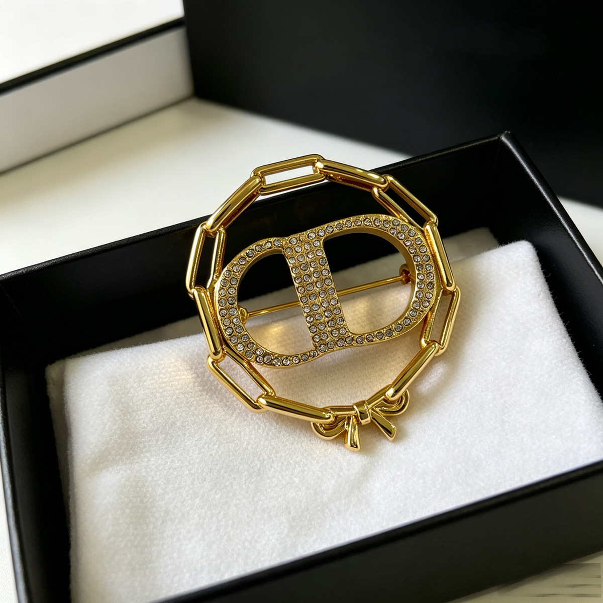 2026 Spring/Summer New Letter Bow Brooch for Women, Vintage Style, High-end Feel, Wholesale from Manufacturer, Light Luxury Trend