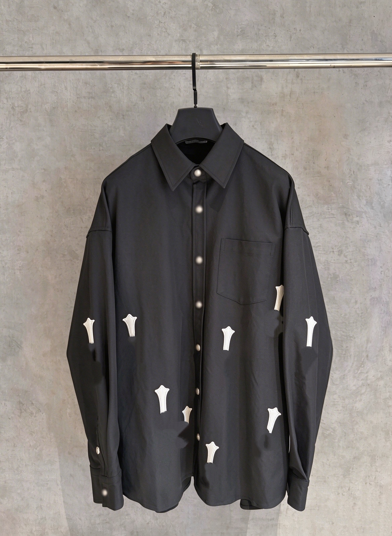 2026 Fall Mens Designer Luxury Loose Long Sleeve Shirt Men Long Staple Cotton Pu Patch Decoration Turn Down Collar Casual Oversized Shirt Streetwear