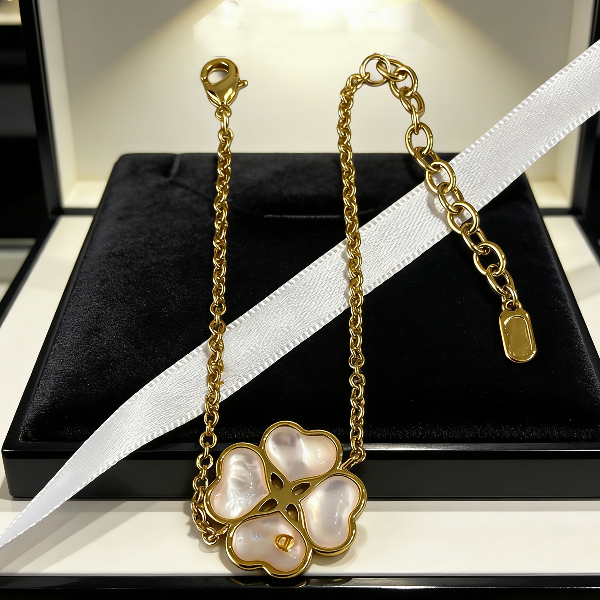 designer 26 new models of four-leaf clover white shell engraved bracelets, fashionable, high-end, elegant, delicate, sweet, vintage, direct factory