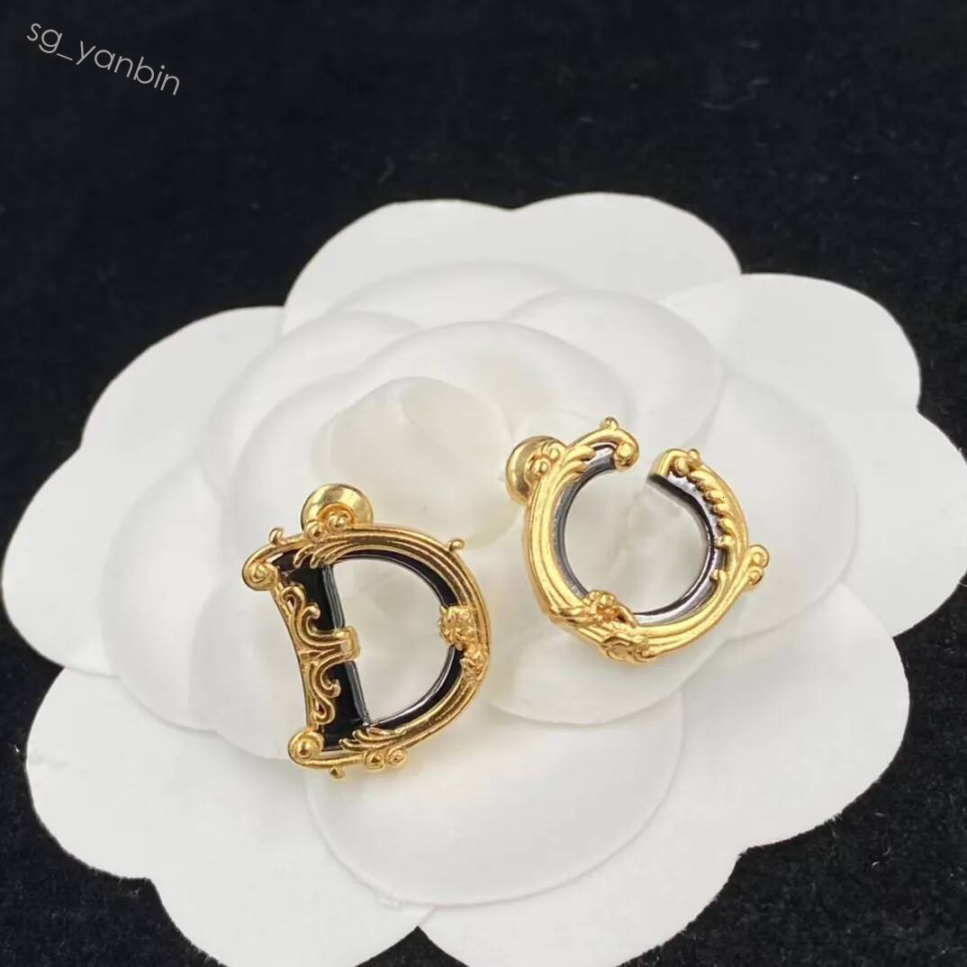 18k Gold Plated Simple Stud Fashion Letter Design Earrings for Women Wedding Engagement Jewelry Hot