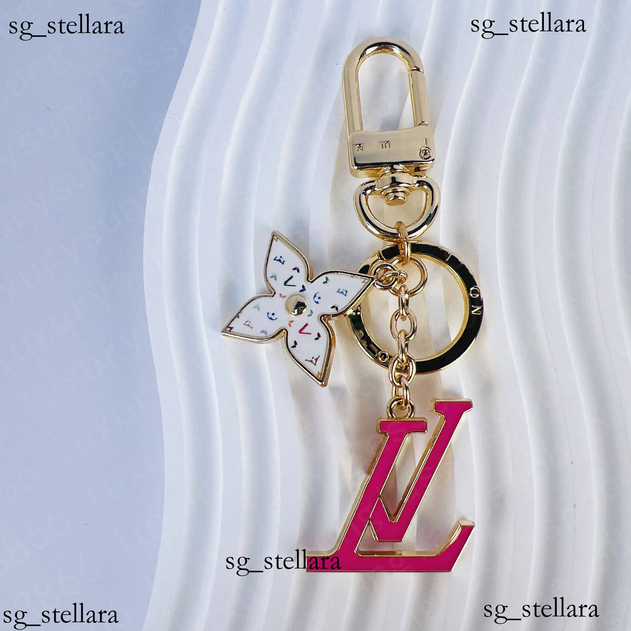 Charms Designer Lettre de trèfle à quatre feuilles Porte-clés pour femmes Charme de sac Mode Porte-clés en or Pendentif de voiture Sac à main Déc