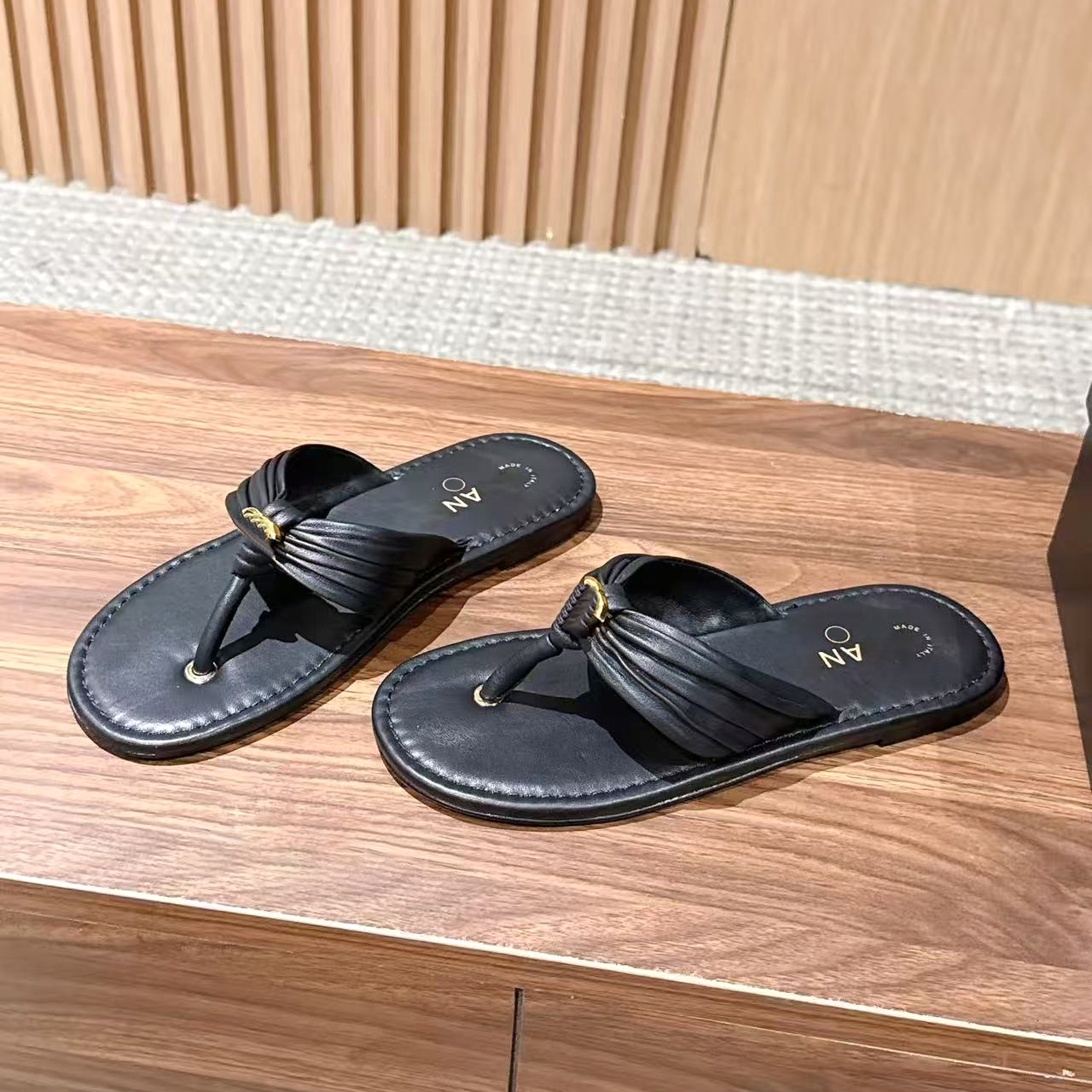 Top quality Thong Flip Flops luxury Designer Women Sexy Quilted slide Summer Beach pool Pleated Sandals Outdoor casual Slippers Vacation Flat Genuin